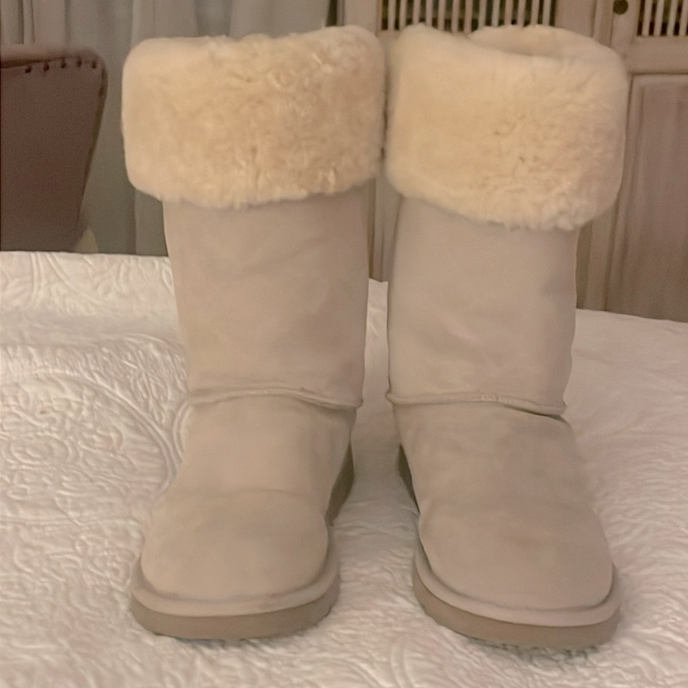 Size 9 women’s shielding UGG boots
